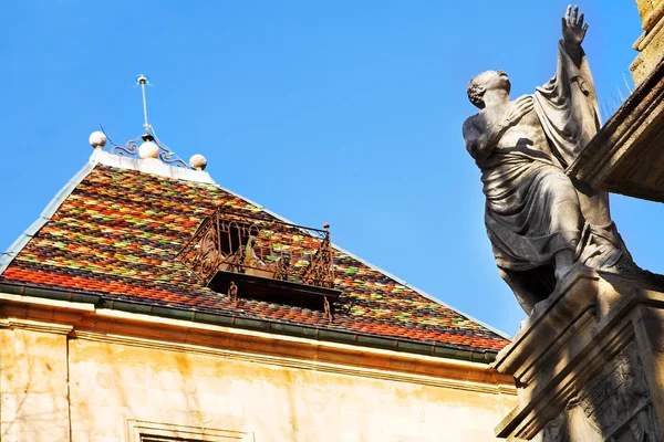 En staty och byggnaden i aix-en-provence, Frankrike — Stockfoto