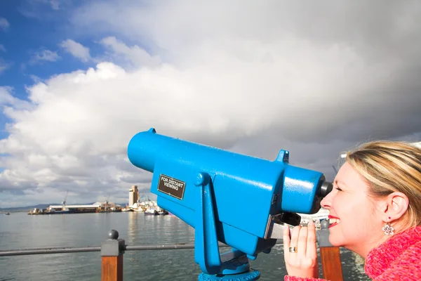 Buscador de vista operado por monedas o telescopio en la zona costera y portuaria de Ciudad del Cabo —  Fotos de Stock