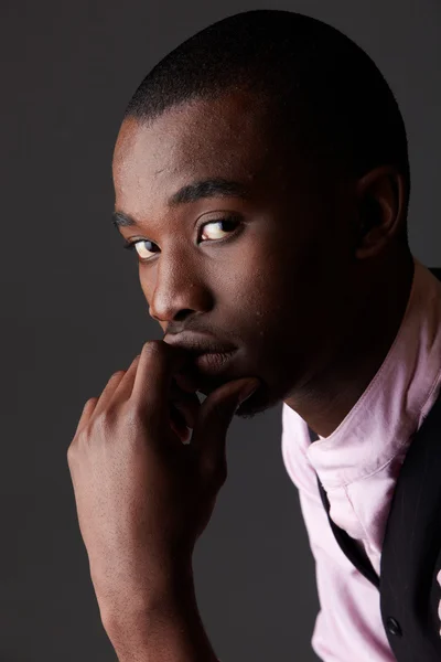 Jonge zwarte Afrikaanse zakenman — Stockfoto