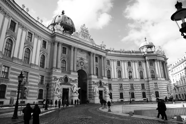 Edificio con estatuas en frente en Viena, Austria con en la calle . — Foto de Stock