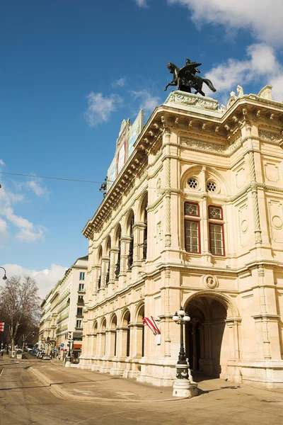 Estatua de un hombre sobre un caballo en un tejado de un edificio en Viena, Austria — Foto de Stock