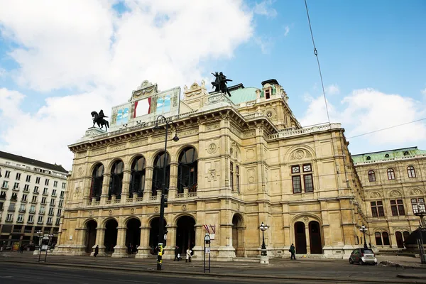 Statue of a man on top of horse on a roof of building in Vienna, Austria — Stock Photo, Image