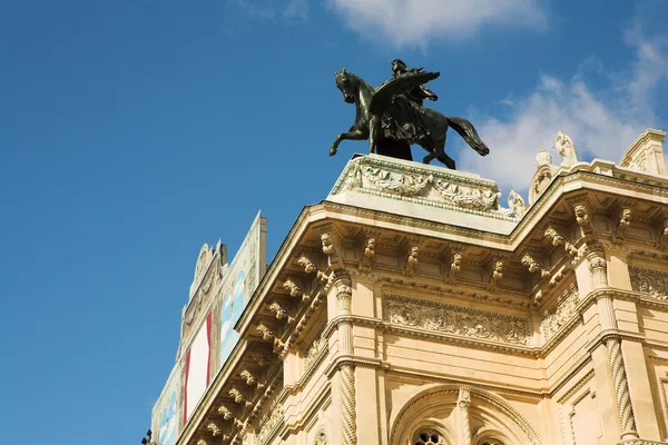 Statua di un uomo sopra un cavallo su un tetto di un edificio a Vienna, Austria — Foto Stock