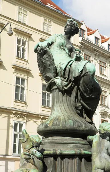 Estátuas em frente a edifícios em Vienna, Áustria — Fotografia de Stock