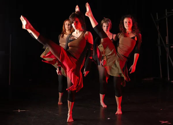 Group of female freestyle hip-hop dancers — Stock Photo, Image