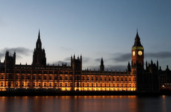 Big Ben y la casa del parlamento justo después del atardecer en el río Támesis — Foto de Stock