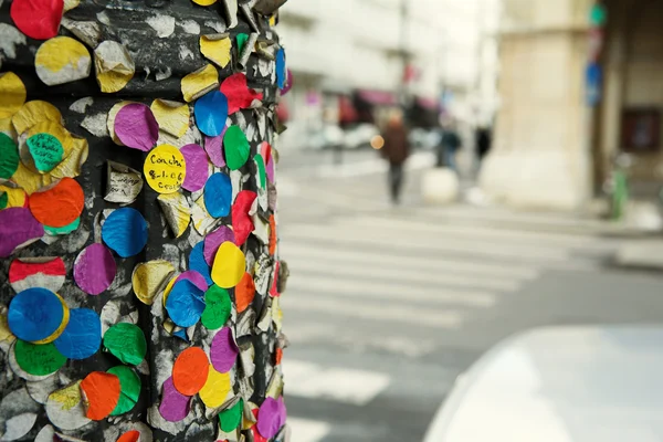 Barevné nálepky na sloupu pouličního osvětlení ve Vídni, Rakousko — Stock fotografie