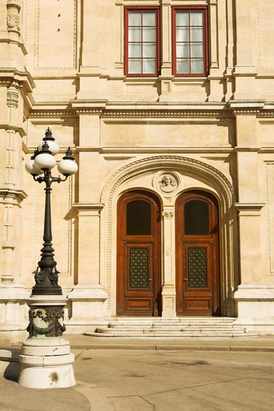 Building with closed doors and windows in Vienna, Austria — Stock Photo, Image