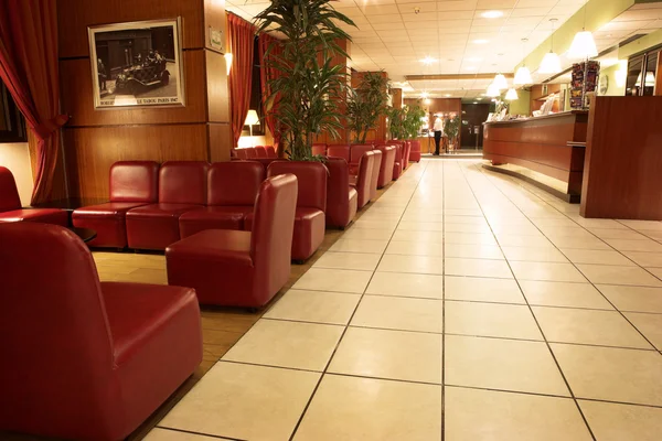 The interior of a hotel with tiled floors and leather couches in Paris, France. — Stock Photo, Image