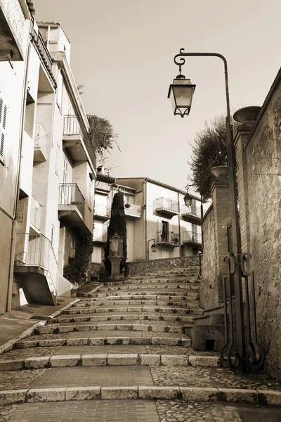 Δρόμο με τα κτίρια και τα πλακόστρωτα τούβλο διάβαση πεζών στις Κάννες, Γαλλία — Φωτογραφία Αρχείου
