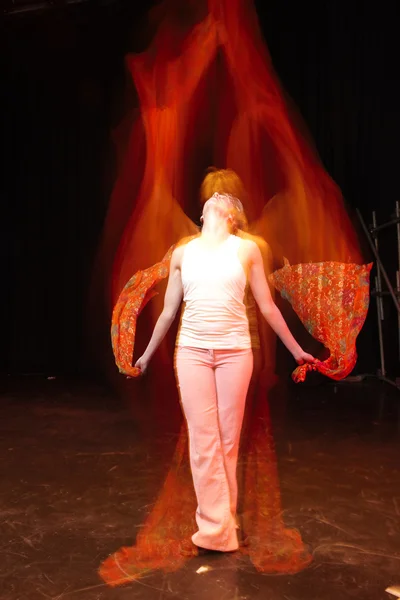 นักเต้นฮิปฮอปฟรีสไตล์หญิง Caucasian — ภาพถ่ายสต็อก