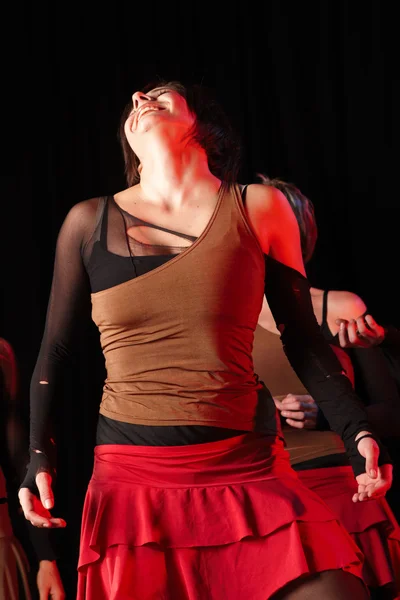 女性のフリー スタイルのヒップホップのダンサーのグループ — ストック写真