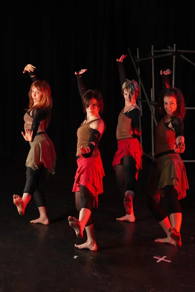 Group of female freestyle hip-hop dancers — Stock Photo, Image