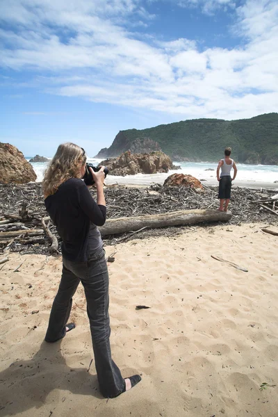 Un modello viene girato sulla spiaggia di The Heads a Knysna, Western Cape, Sud Africa . — Foto Stock