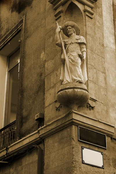 Aix-en-provence, Fransa bir binada heykele. sepya tonu — Stok fotoğraf