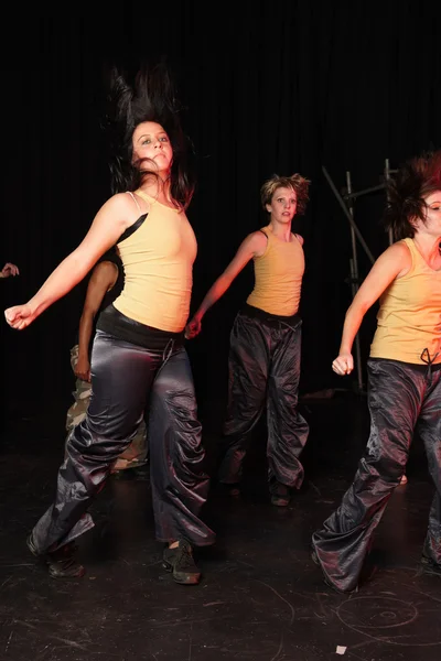 Grupo de dançarinas de hip-hop freestyle femininas — Fotografia de Stock