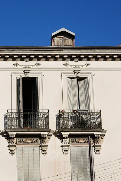 Bygning i Antibes, Frankrig. Kopier plads - Stock-foto