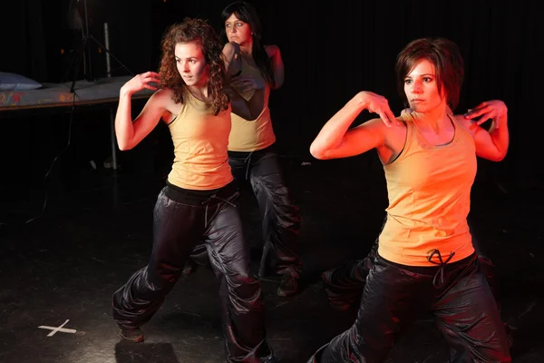 Group of female freestyle hip-hop dancers — Stock Photo, Image