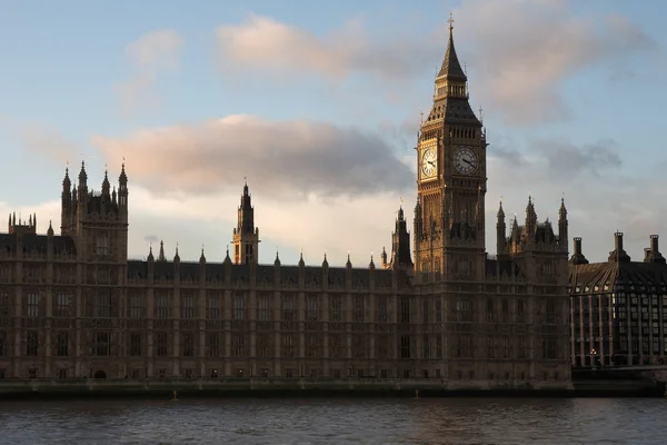 Los edificios de la Casa del Parlamento y el Big Ben — Foto de Stock