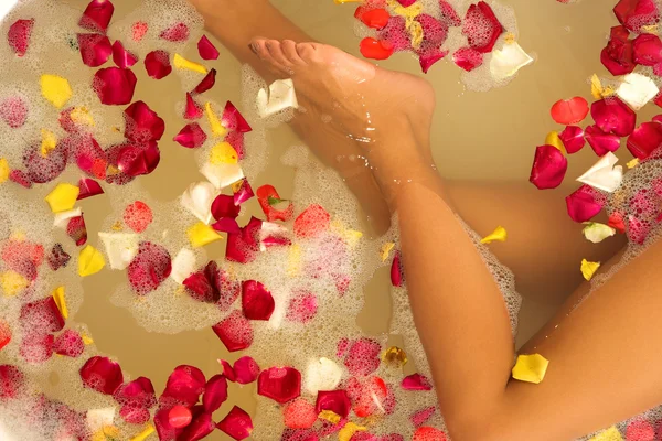 Beine einer Frau in einer Badewanne. — Stockfoto