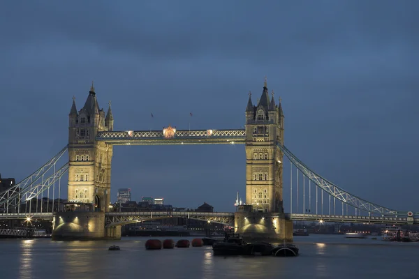 Die klappbare Tower Bridge in London, nächtliche Szene über der Themse — Stockfoto