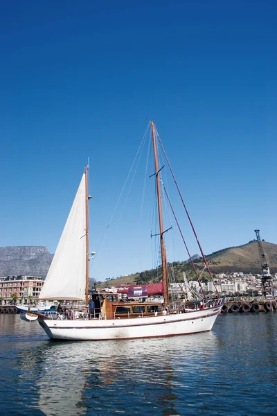 Yate en Cape Town Harbour, Sudáfrica —  Fotos de Stock