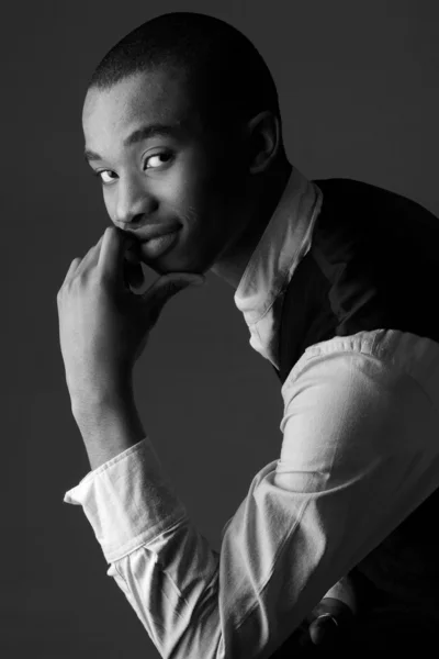 Jonge volwassen zwarte Afrikaanse zakenman — Stockfoto