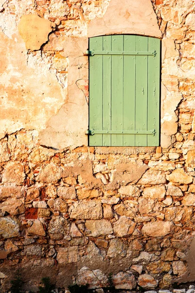 An old locked window in the famous Ile Sainte Marguerite Island Jail, across from Cannes, France — Stock Photo, Image