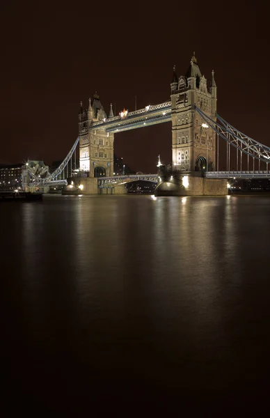 Klaffbro tower bridge i london, Nattbild över Themsen — Stockfoto