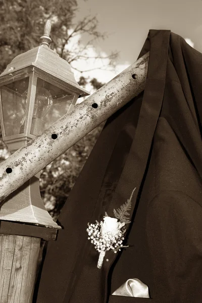 Una giacca di vestito di uno sposo che pende sopra un palo . — Foto Stock