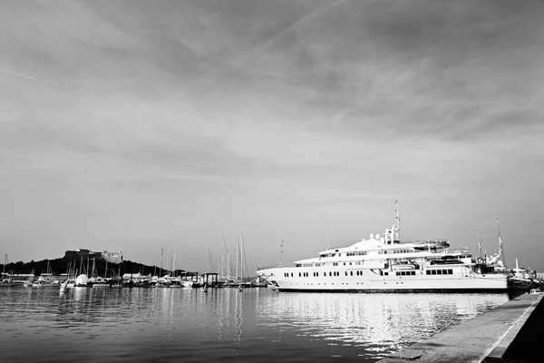 A harbor in Antibes, France. — Stock Photo, Image