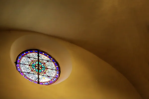 Janela de vidro manchado perto do telhado dentro de uma capela — Fotografia de Stock