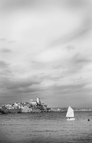Una città affacciata sul mare ad Antibes, Francia . — Foto Stock
