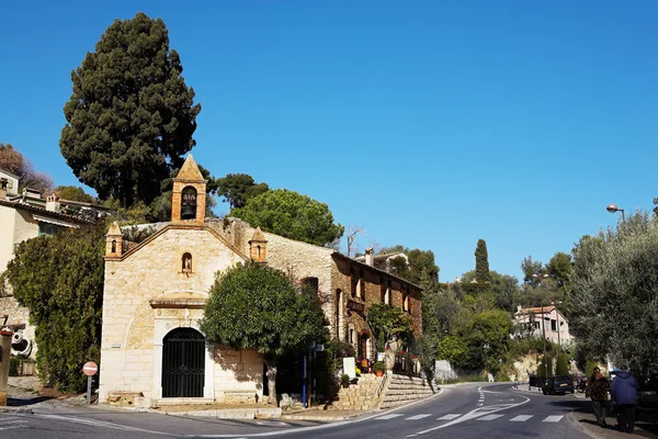 Épületek ablakok és ajtók a furcsa kis francia falu a hegytetőn a saint-paul-de-vence, Franciaország — Stock Fotó