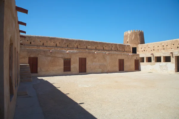 Przebudowany zabytkowy fort zubarah (al zubara) w północno-wschodniej części pustynie Katar na skraju Zatoki Perskiej w słoneczny letni dzień — Zdjęcie stockowe