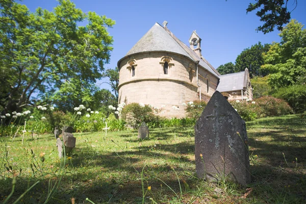 Velha lápide de uma sepultura feita de granito com a Igreja Belvedere fora de Knysna, na África do Sul — Fotografia de Stock