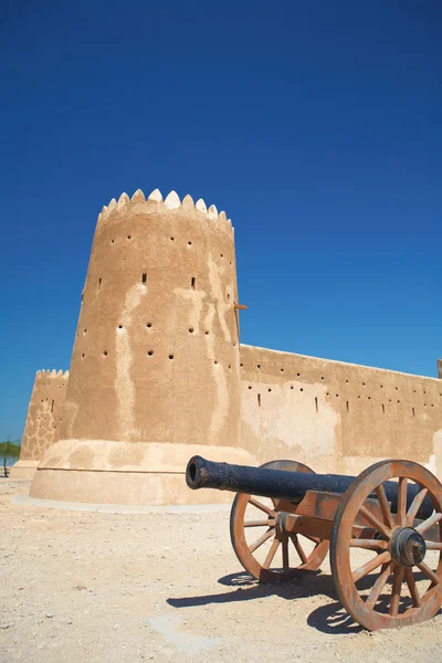 Rebuilt historic Fort Zubarah (Al Zubara) in North East of the deserts of Qatar on the edge of the Persian gulf on a sunny summer day — Stock Photo, Image