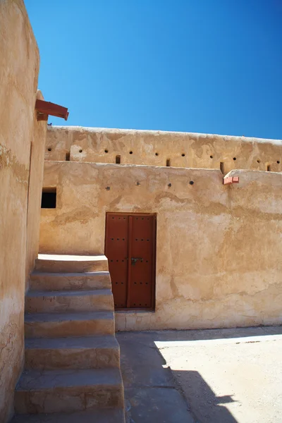 Escalera dentro de la histórica reconstruida Fort Zubarah (Al Zubara) en el noreste de los desiertos de Qatar en el borde del golfo persa en un día soleado de verano —  Fotos de Stock