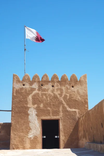 Reconstruit le fort historique de Zubarah (Al Zubara) dans le nord-est des déserts du Qatar sur le bord du golfe Persique par une journée d'été ensoleillée — Photo