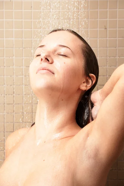 Junge kaukasische erwachsene Frau in Dusche — Stockfoto