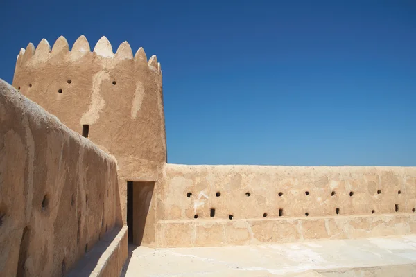 Przebudowany zabytkowy fort zubarah (al zubara) w północno-wschodniej części pustynie Katar na skraju Zatoki Perskiej w słoneczny letni dzień — Zdjęcie stockowe
