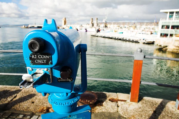 Buscador de vista operado por monedas o telescopio en la zona costera y portuaria de Ciudad del Cabo — Foto de Stock