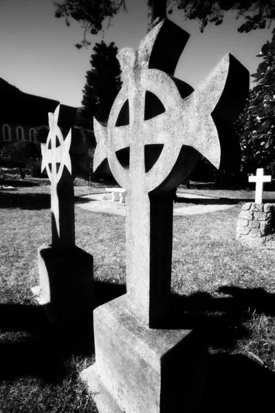 Irish Cross shaped old headstone of a grave made from granite — Stock Photo, Image