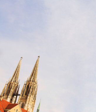 Katedral steeples, regensburg, Almanya güneşli bir kış boyunca dom Katedrali.