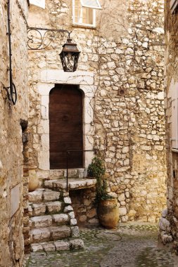 binalar ile şirin kapı ve pencerelerin küçük tepe Köyü saint-paul de Vence, Güney Fransa Fransız