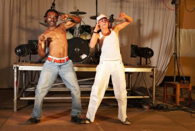 iki serbest hip hop dansçıları