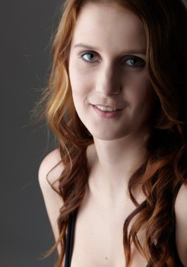 Yeşil gözlü beyaz genç yetişkin Kızıl saçlı kadın