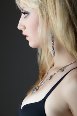 Sarı saçlı ve tanınmış mücevher genç yetişkin beyaz kadın