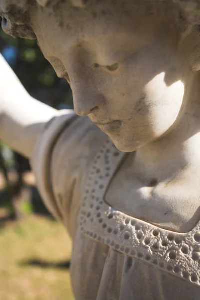 Ângulo em forma de lápide antiga de uma sepultura esculpida em mármore — Fotografia de Stock