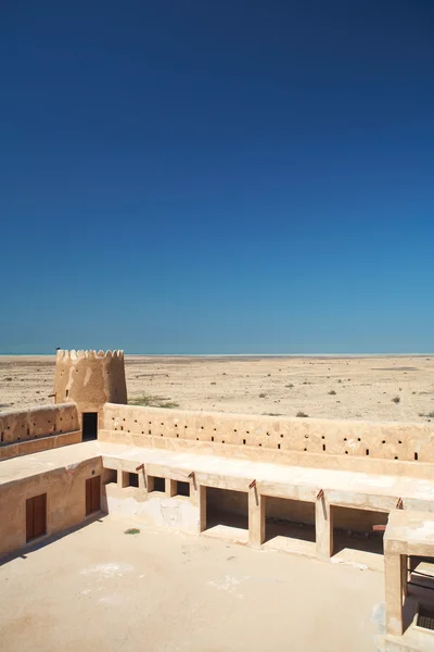 Reconstruido el histórico Fuerte Zubarah (Al Zubara) en el noreste de los desiertos de Qatar en el borde del golfo persa en un soleado día de verano —  Fotos de Stock